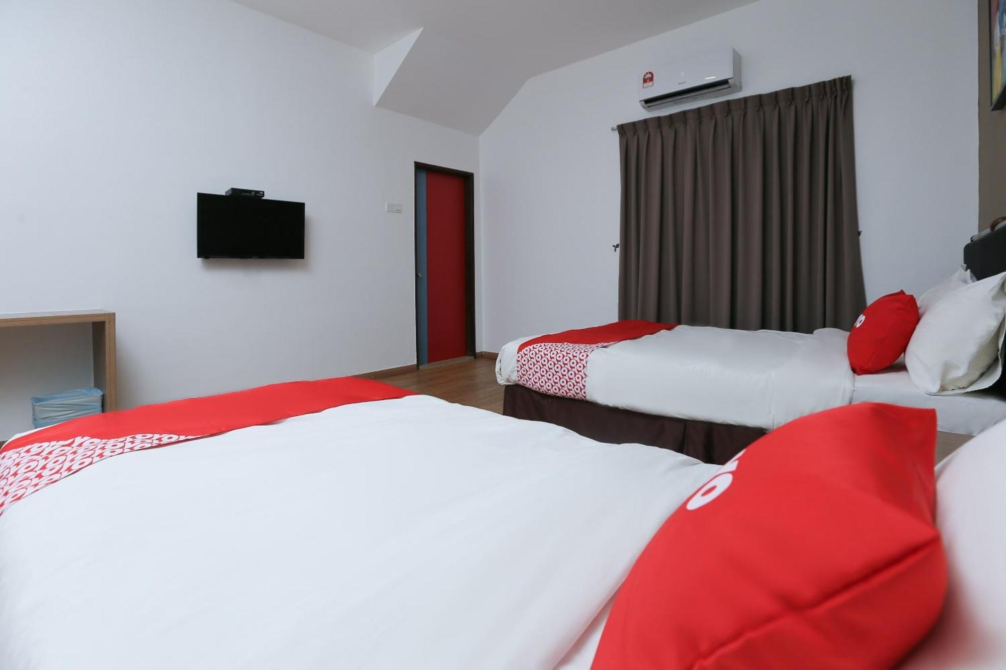Oyo 89915 East Mount Hotel Kukup Exteriör bild