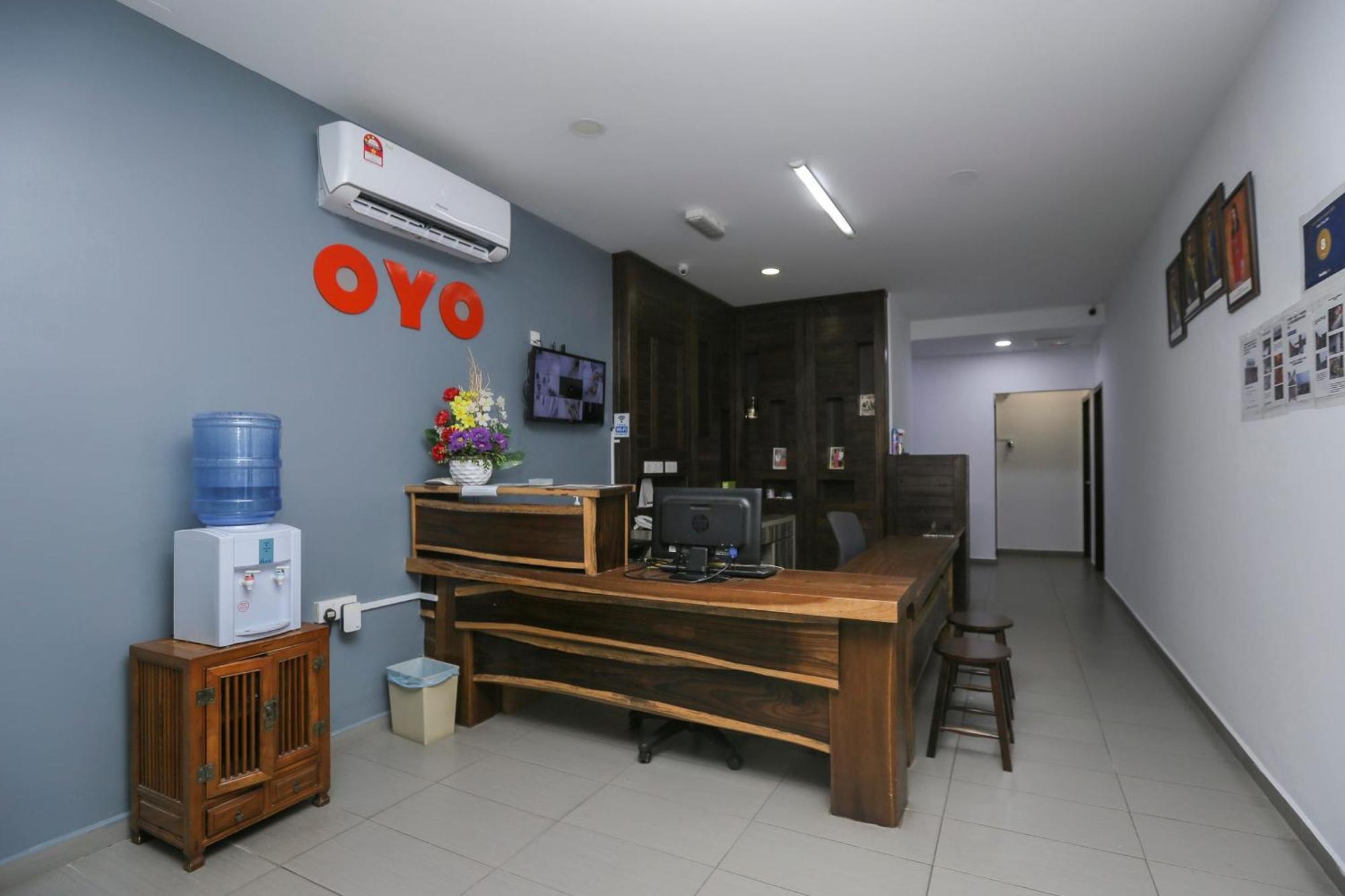 Oyo 89915 East Mount Hotel Kukup Exteriör bild