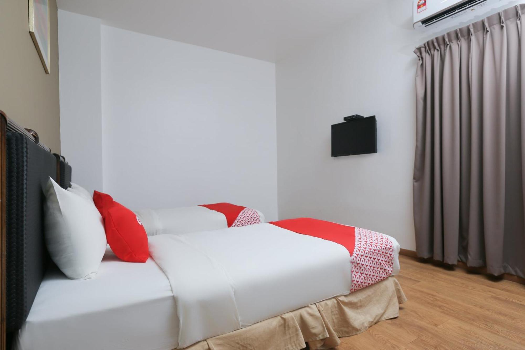 Oyo 89915 East Mount Hotel Kukup Exteriör bild