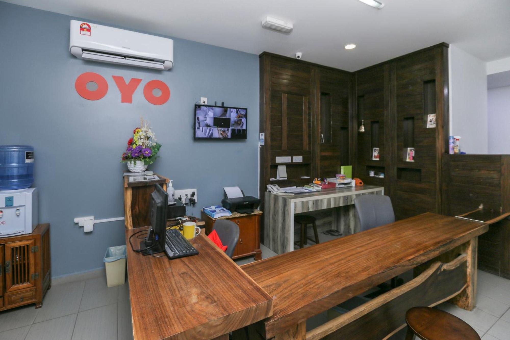 Oyo 89915 East Mount Hotel Kukup Exteriör bild